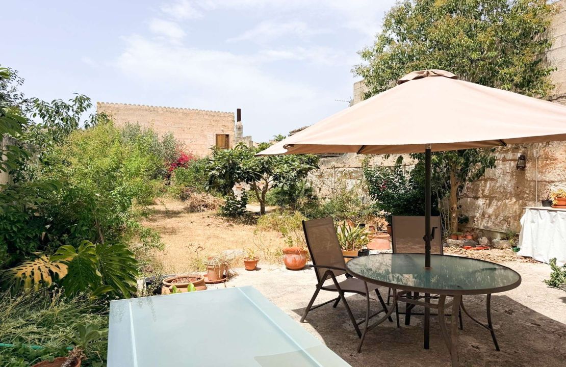 Casa de pueblo con jardín y casa de invitados en Sa Pobla en venta